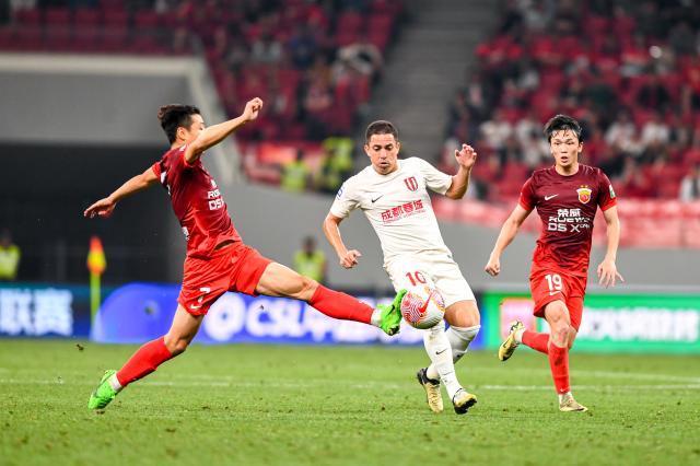 防线不稳+失误送礼 成都遇强即败争冠再掉队